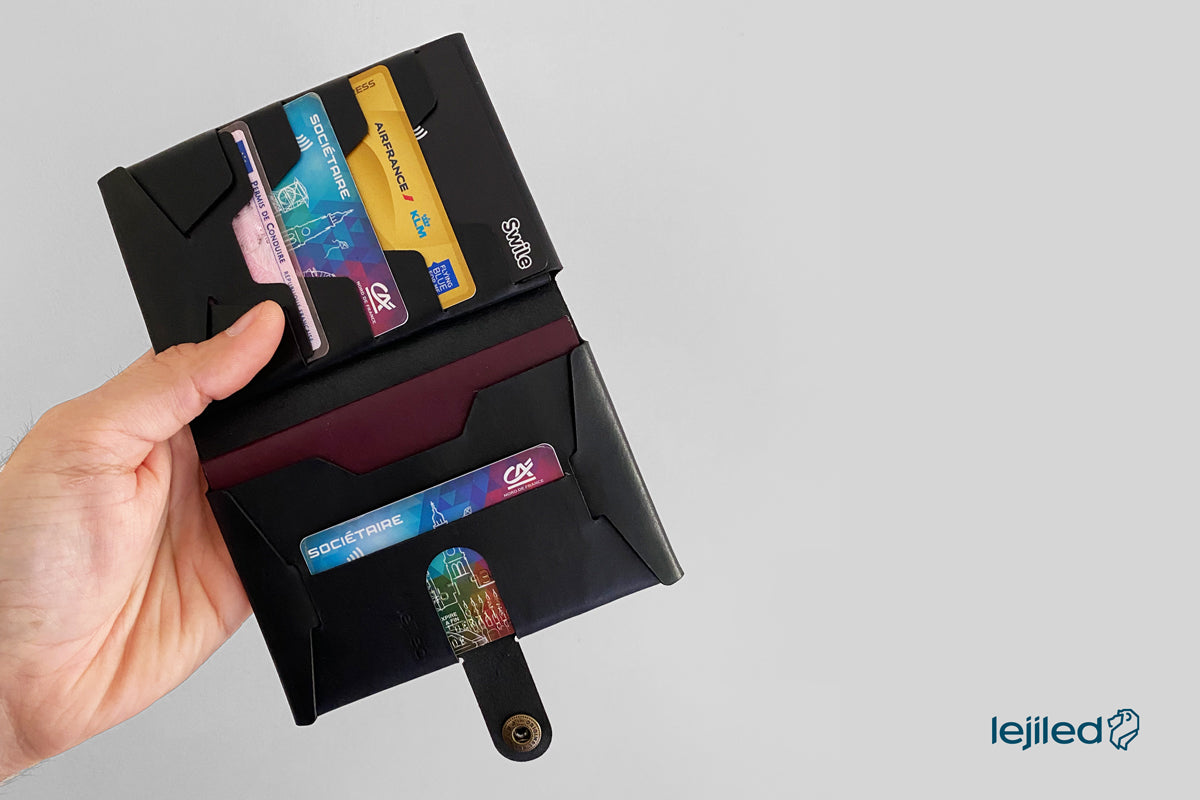 Le-no5_travel-wallet-open-full