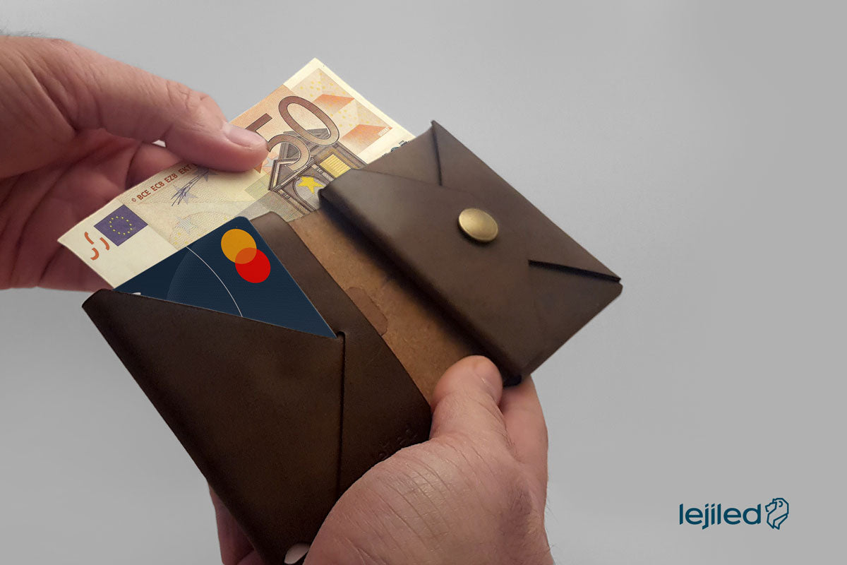 Origami-leather-bifold-wallet-with-coin-pouch_certified-vegetable-tanned-leather-opeened-with-cards-and-bills