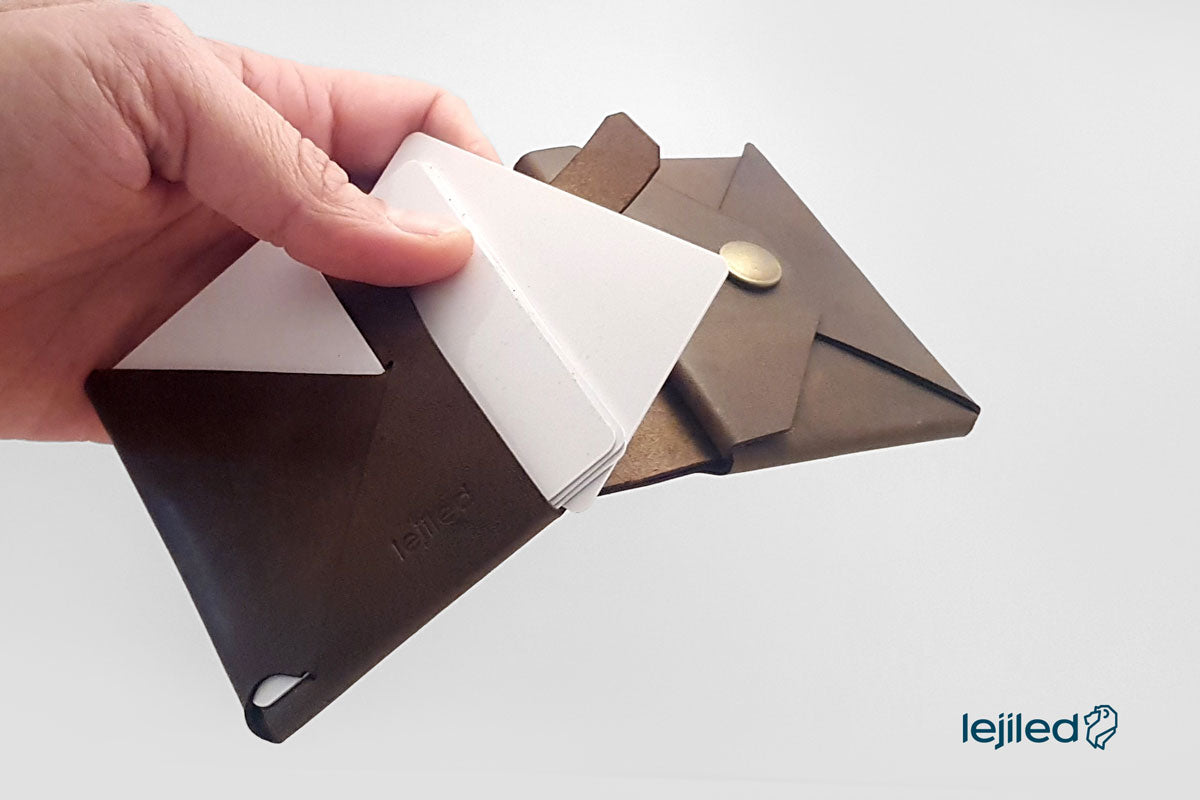 Origami-leather-bifold-wallet-with-coin-pouch_certified-vegetable-tanned-leather-opeened-with-cards-and-pull-tab