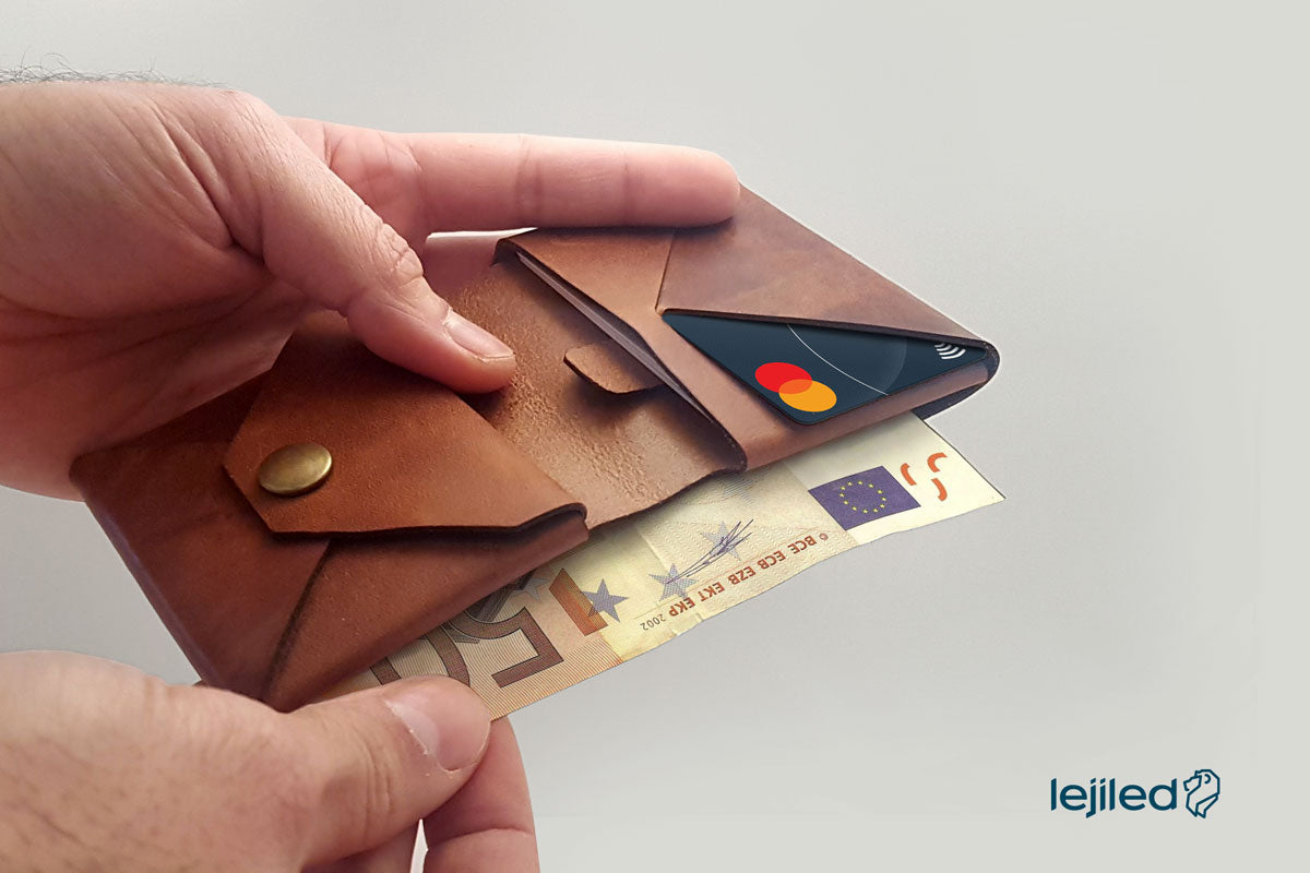 Origami-leather-bifold-wallet-with-coin-pouch_certified-vegetable-tanned-leather-opened-with-cards-and-bills