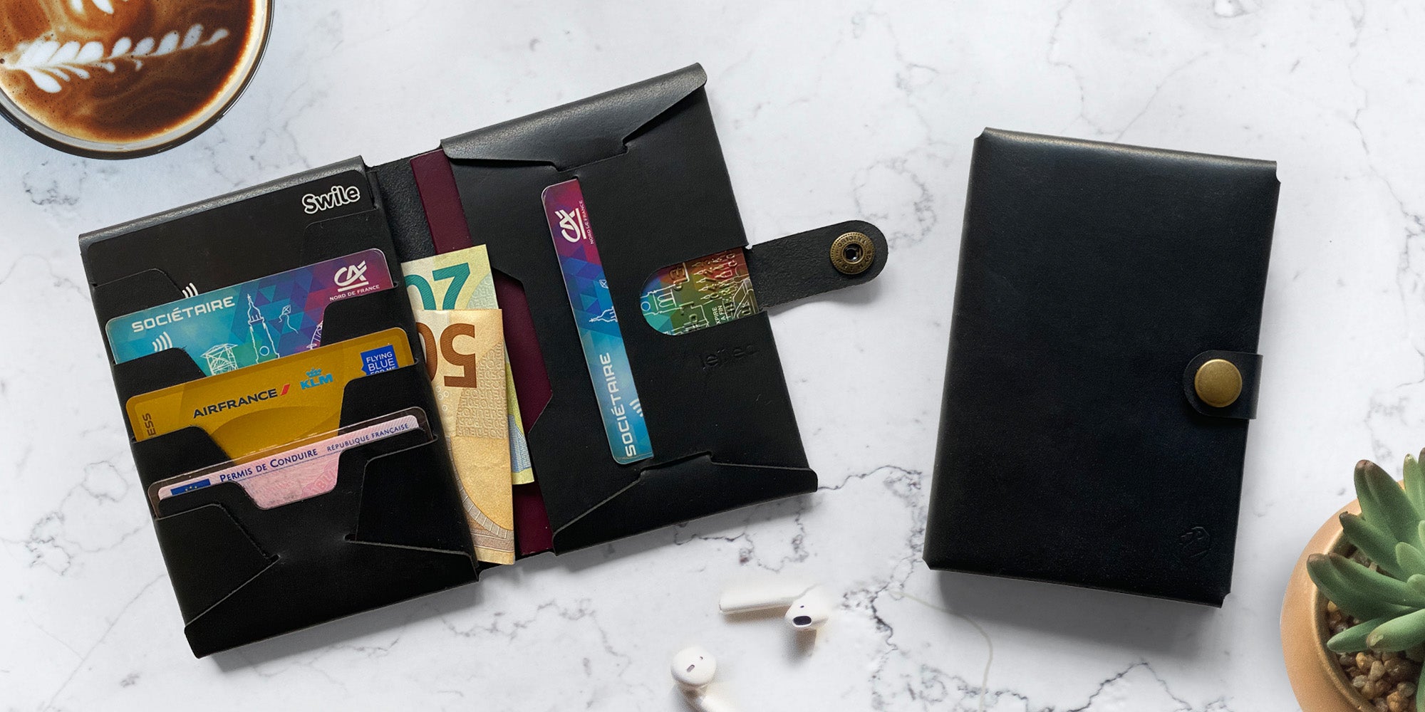 le_n_05_black_bifold_wallet_with_coins_extention_2_top_view_scenes_2
