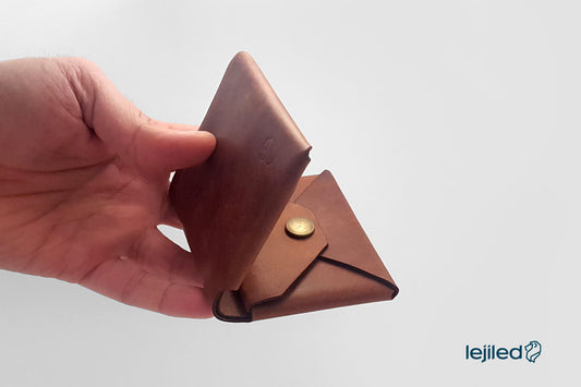 Origami-leather-bifold-wallet-with-coin-pouch_certified-vegetable-tanned-leather-half-openned