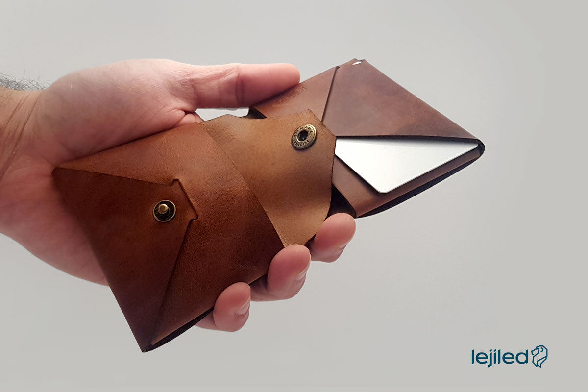 Origami-leather-bifold-wallet-with-coin-pouch_certified-vegetable-tanned-leather-opened-coin-pocket