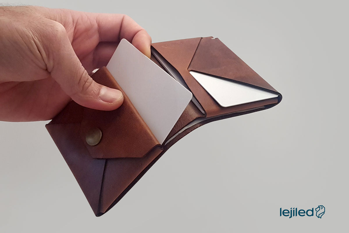 Origami-leather-bifold-wallet-with-coin-pouch_certified-vegetable-tanned-leather-opened-secret-pocket