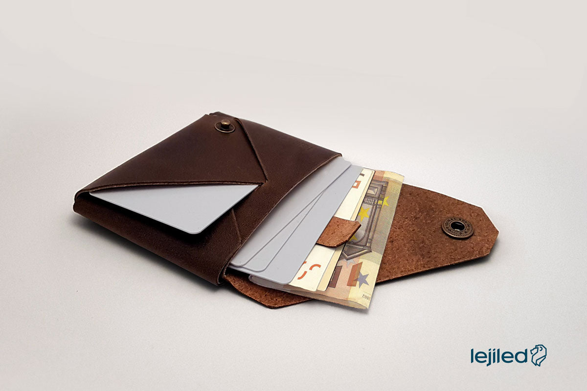 Origami-leather-card-holder_certified-vegetable-tanned-leather-interior-pockets-with-pull-tab